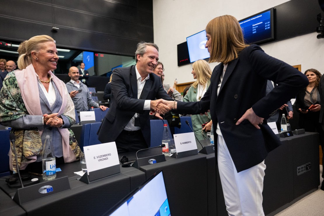 Eurodeputado Sérgio Humberto a cumprimentar a Presidente do Parlamento Europeu, Roberta Metsola