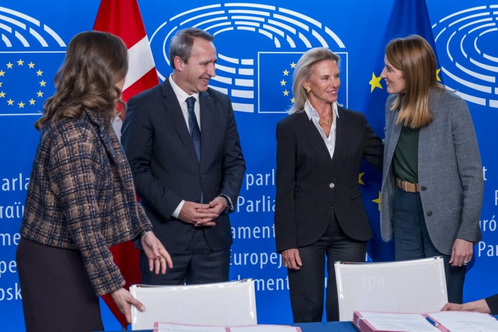 O eurodeputado Sérgio Humberto num encontro institucional no Parlamento Europeu com Roberta Metsola e outros representantes europeus