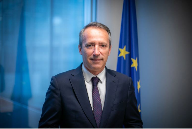 Retrato do eurodeputado Sérgio Humberto em ambiente institucional